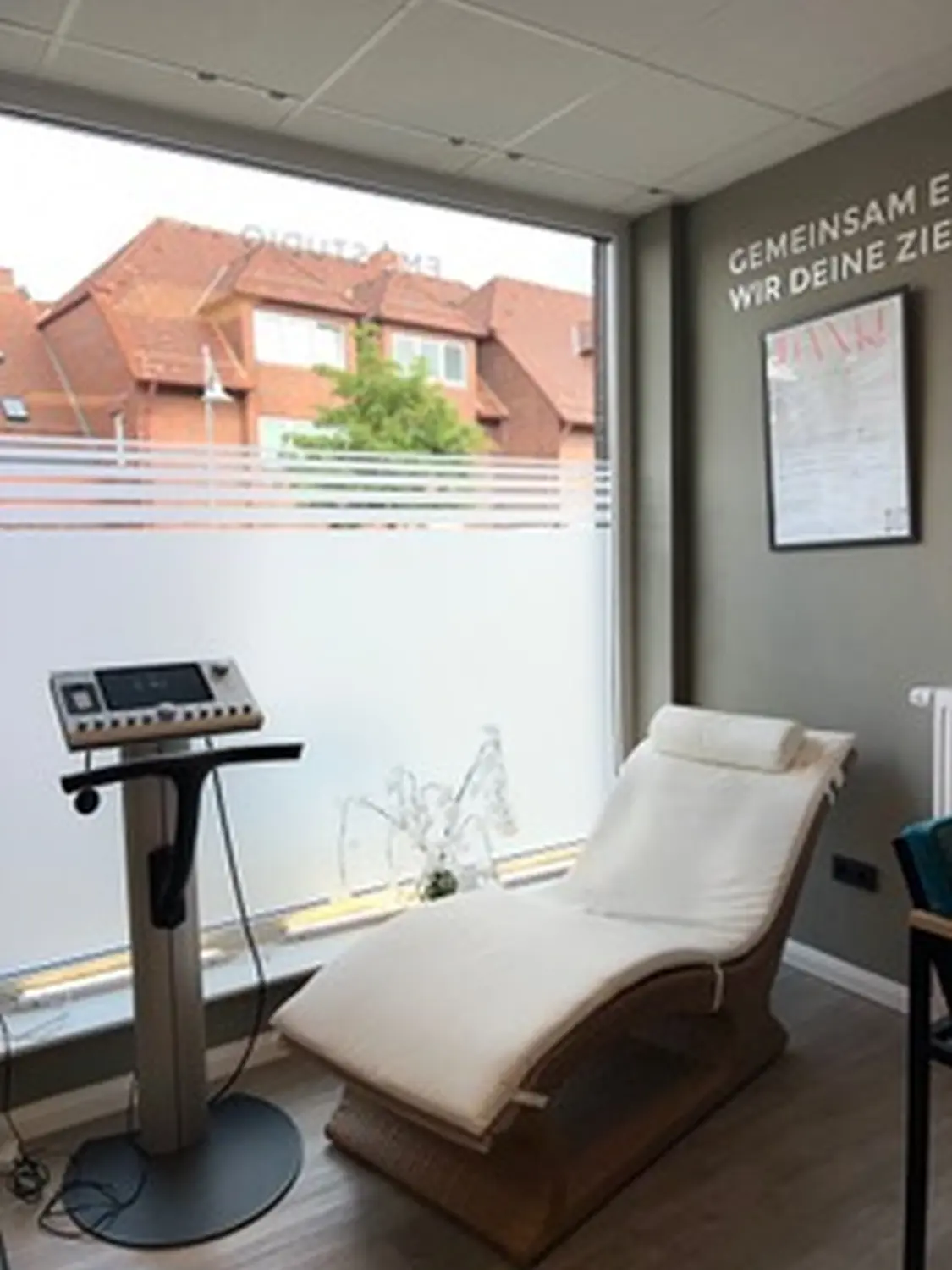 Neopuls EMS Studio - Ausbildung eines Mannes unter Aufsicht einer Ausbilderin